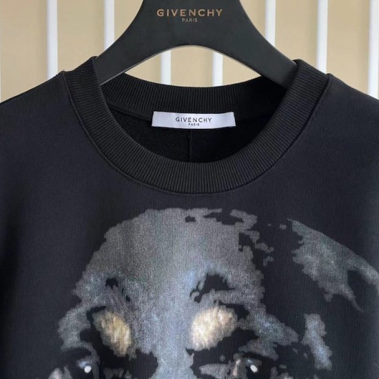 Givenchy Rottweiler Print Sweatshirt in Black Givenchy Rottweiler Print Sweatshirt in Black