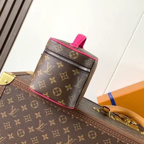 Front Display of LV Nice Mini vanity case Replica bag Replica Louis Vuitton Nice Mini front view with monogram pattern