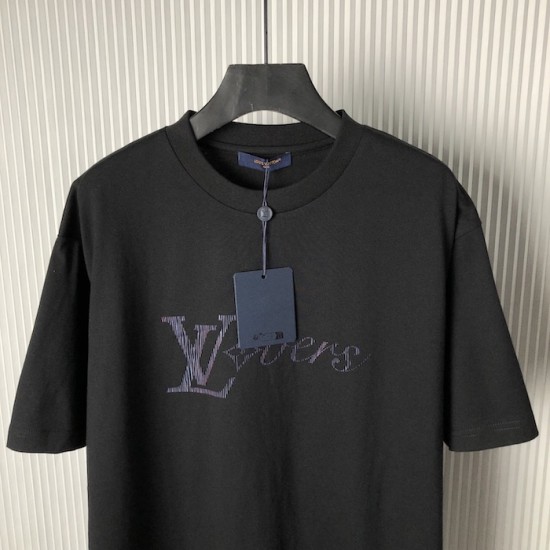 Louis Vuitton Iridescent LV Vers T-Shirt 1AGTSF Louis Vuitton Iridescent LV Vers T-Shirt 1AGTSF