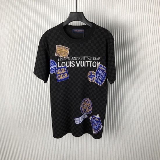 Luxury Louis Vuitton Replica Crewneck T-Shirt – Classic Damier Pattern Replica Louis Vuitton Damier Short-Sleeved Crewneck T-Shirt with Signature Damier Design