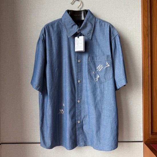 Replica Louis Vuitton Embroidered Chambray Short-Sleeved Shirt Replica Louis Vuitton Embroidered Chambray Short-Sleeved Shirt front view - 2025 luxury summer collection