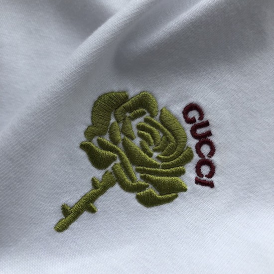 Luxury Replica Gucci Embroidered Cotton T-Shirt Front View Replica Gucci white cotton jersey T-shirt with red/green embroidery design