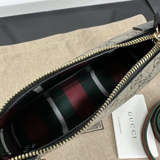 Gucci GG Emblem small shoulder bag black 815218 Gucci GG Emblem small shoulder bag black 815218