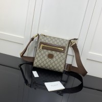 Gucci GG Supreme small messenger bag ‎681021