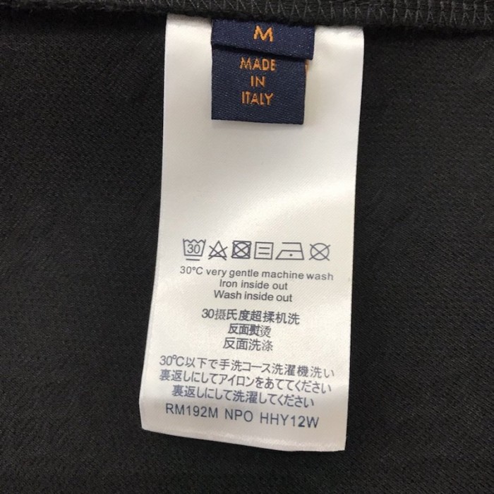 Louis Vuitton® Signature 3d Pocket Monogram T-shirt Black. Size XL