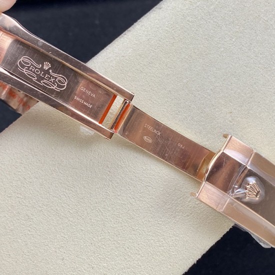 Rolex Sky-Dweller 42 mm Everose Gold / White Dial Rolex Sky-Dweller 42 mm Everose Gold / White Dial