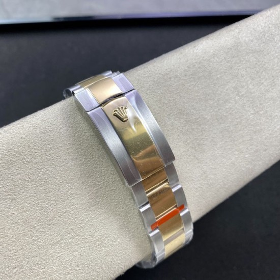Rolex Sky-Dweller 42 mm White Dial / Steel Rolex Sky-Dweller 42 mm White Dial / Steel